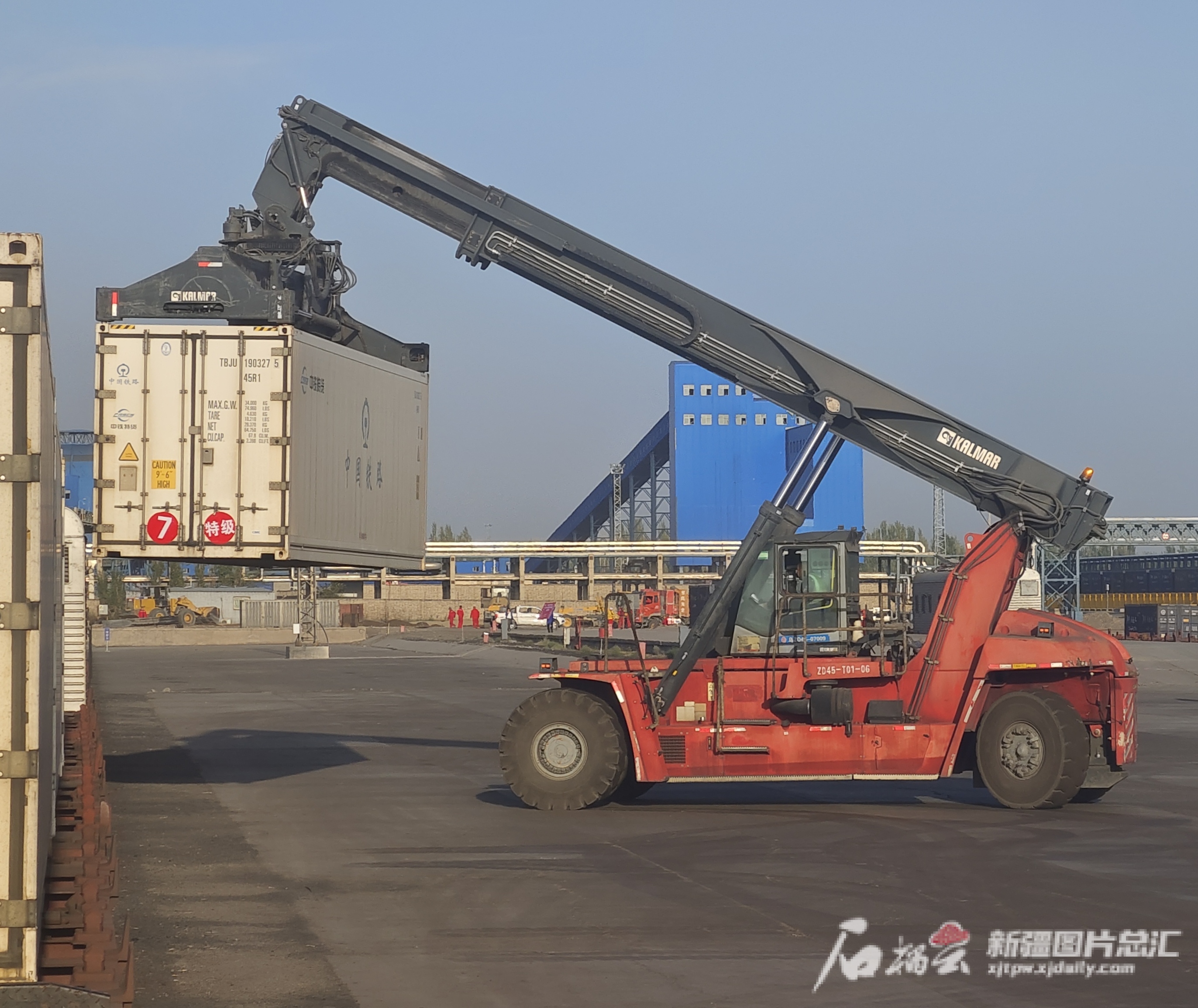 Xinjiang Launches First Fragrant Pear Cold Chain Train of the Year